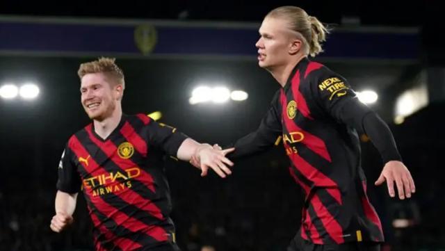 彻底爆发！勇士全队集体抗议裁判，库里遭对手恶意拉扯触犯规则令人气愤