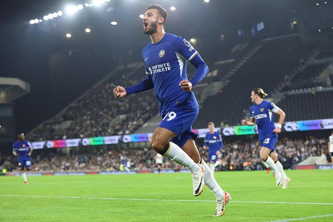 布朗运球失误 雷蒙抢断反击上篮得手